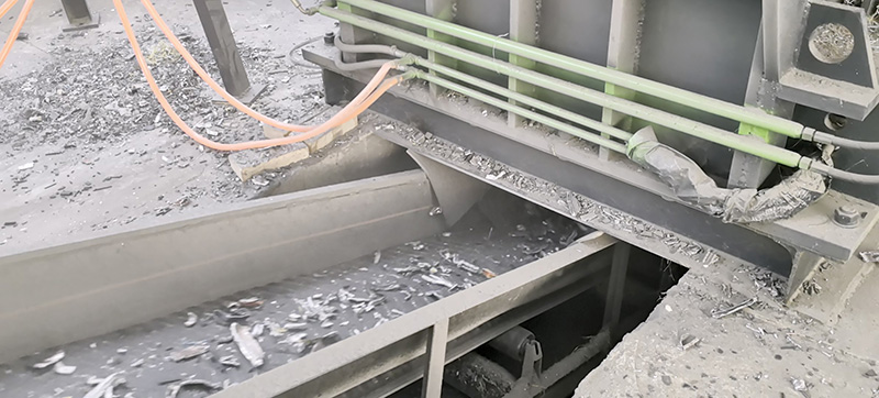 Crusher screen low discharge